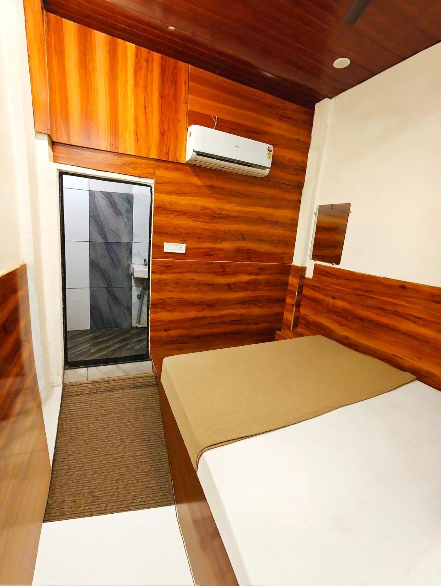 Hotel Om Palace Near Mahakal Mandir Уджайн Екстериор снимка