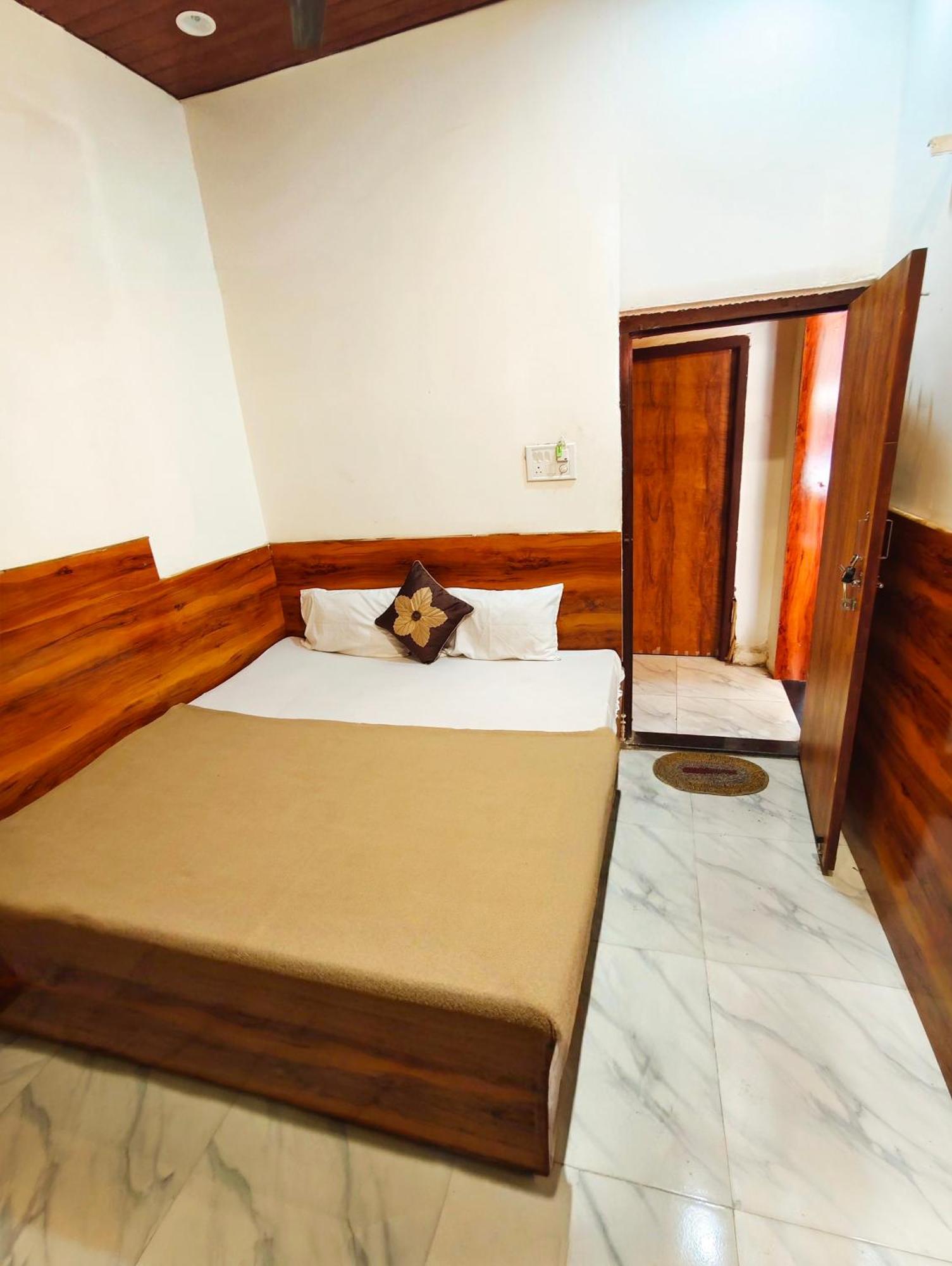 Hotel Om Palace Near Mahakal Mandir Уджайн Екстериор снимка