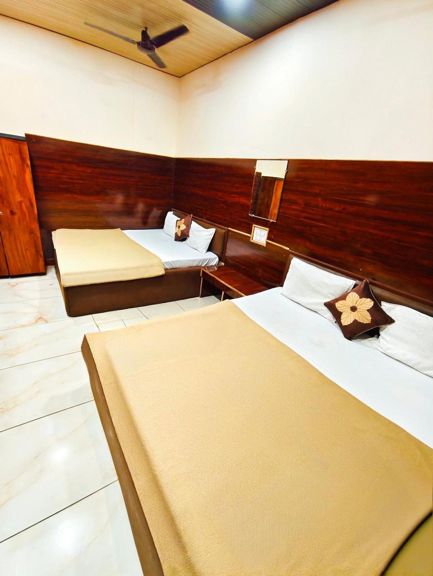 Hotel Om Palace Near Mahakal Mandir Уджайн Екстериор снимка